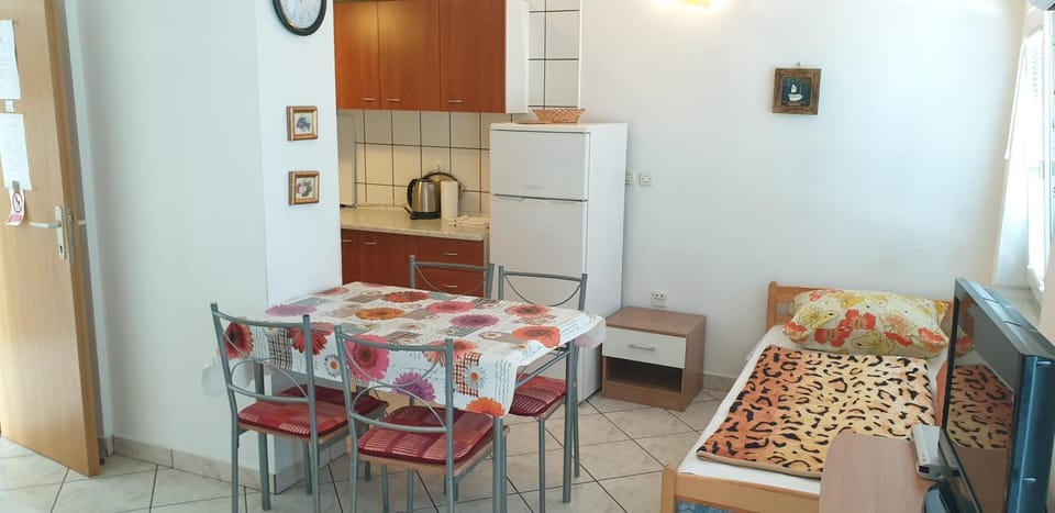 Kitchen or kitchenette, Living room, Dining area