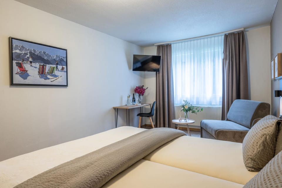 Bed, Photo of the whole room, Seating area, Bedroom