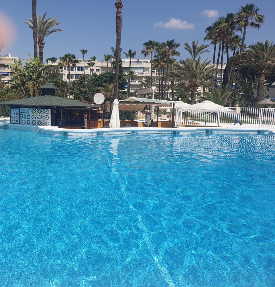 Restaurant/places to eat, Swimming pool