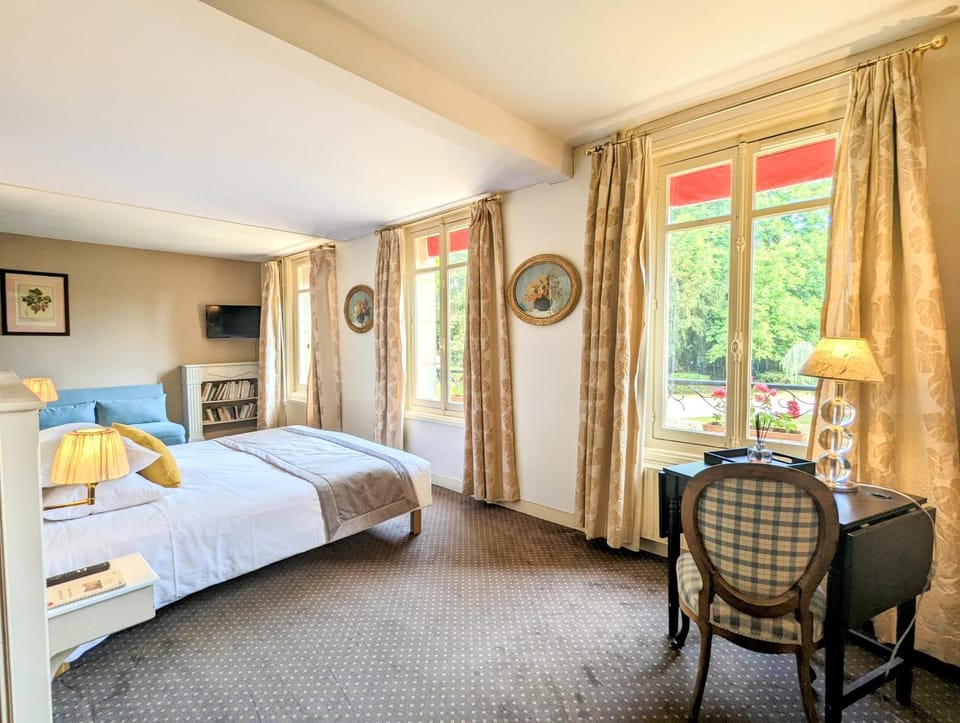 Photo of the whole room, Bedroom