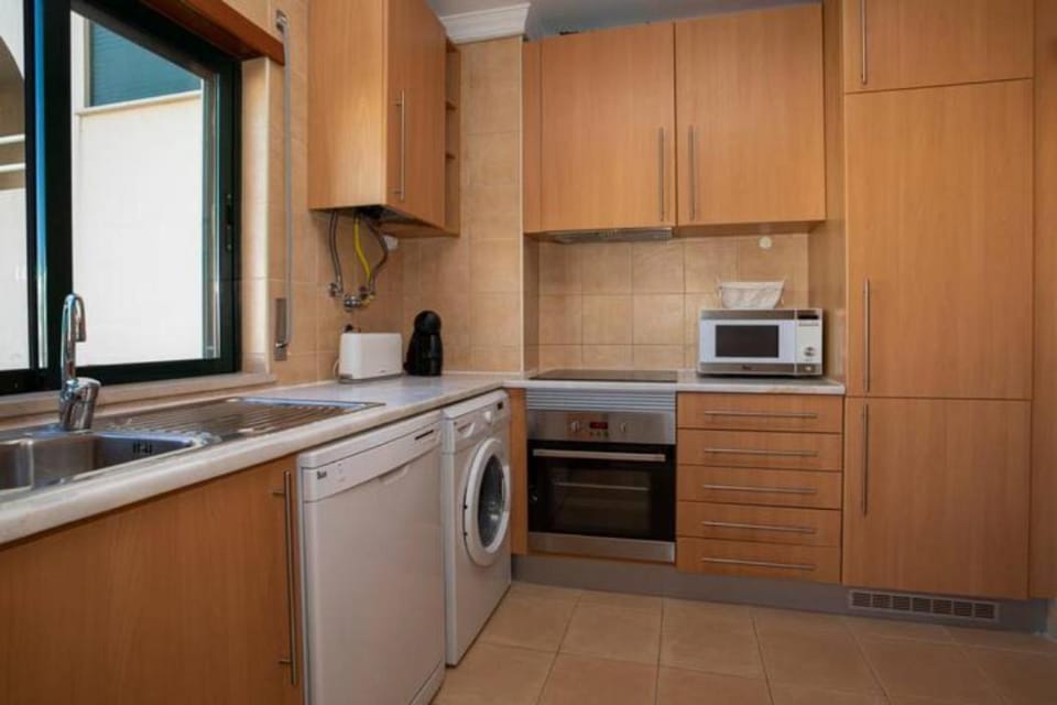 The Albufeira Concierge - Modern Salgados Apartment in Guia