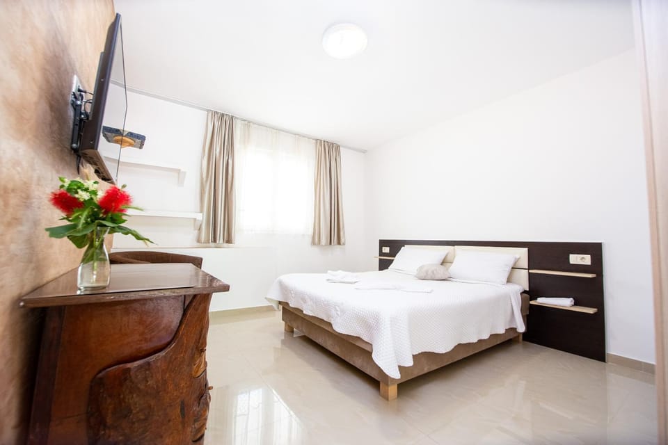 Communal lounge/ TV room, Bed, Bedroom