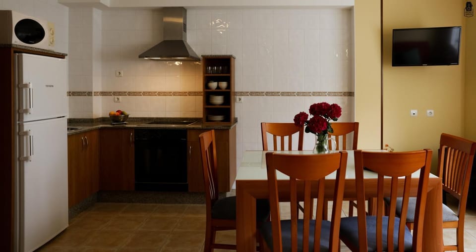 Kitchen or kitchenette, Dining area