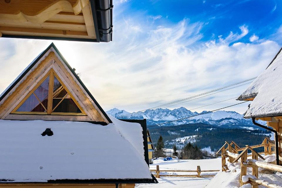 Property building, Day, Natural landscape, Winter, Garden, Skiing, Balcony/Terrace, Cycling, Landmark view, Mountain view
