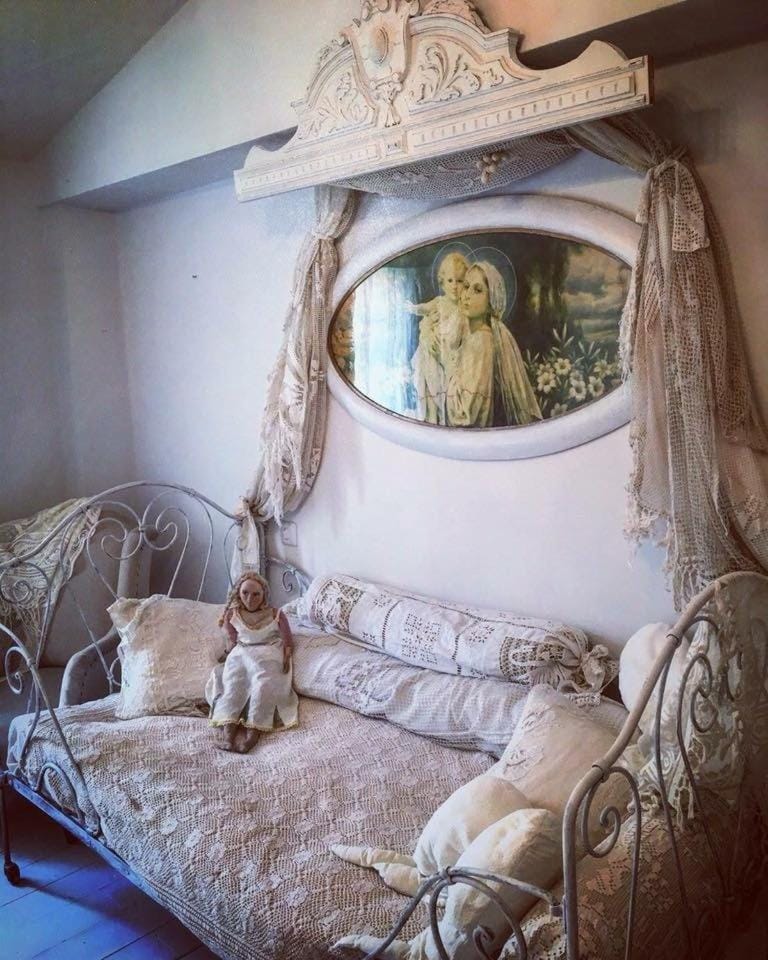 Bed, Living room