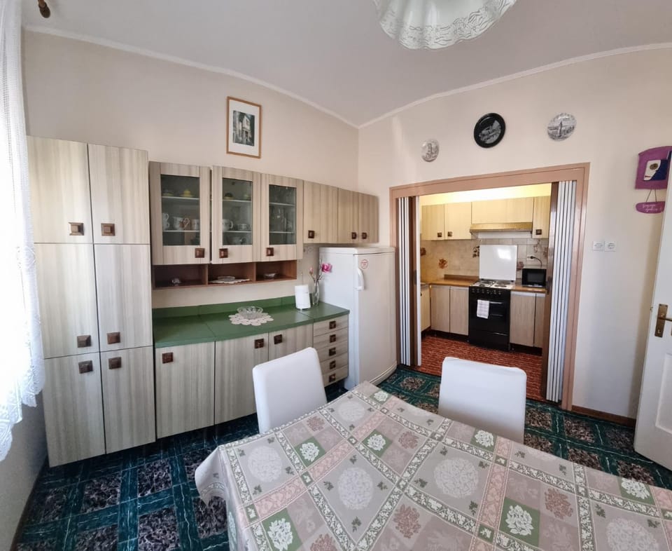 Kitchen or kitchenette, Dining area, minibar