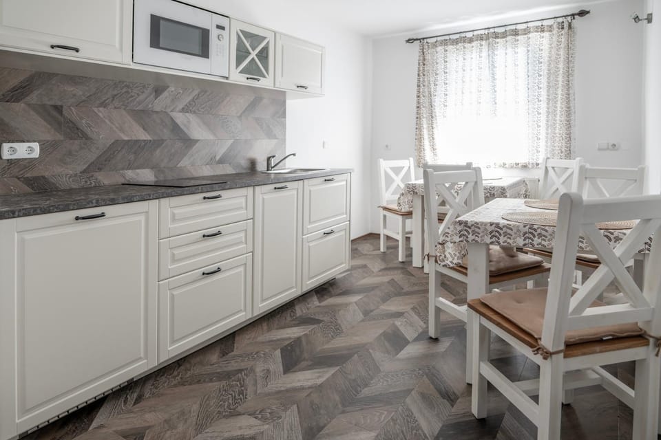Kitchen or kitchenette, Dining area, minibar, pet friendly