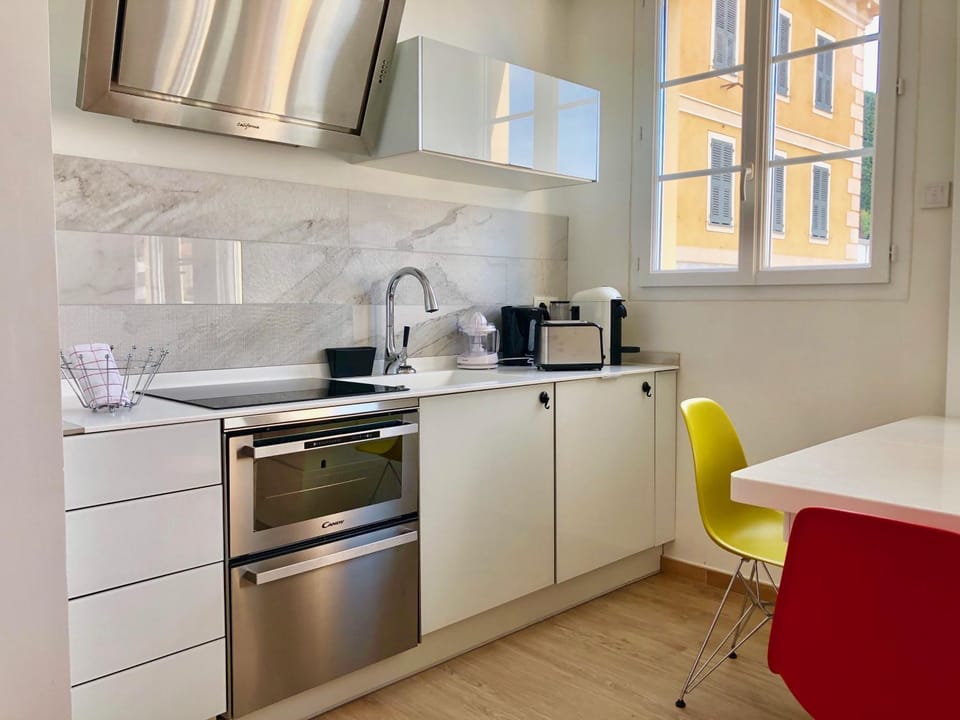 Coffee/tea facilities, Kitchen or kitchenette, Dining area