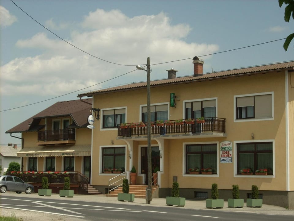 Facade/entrance