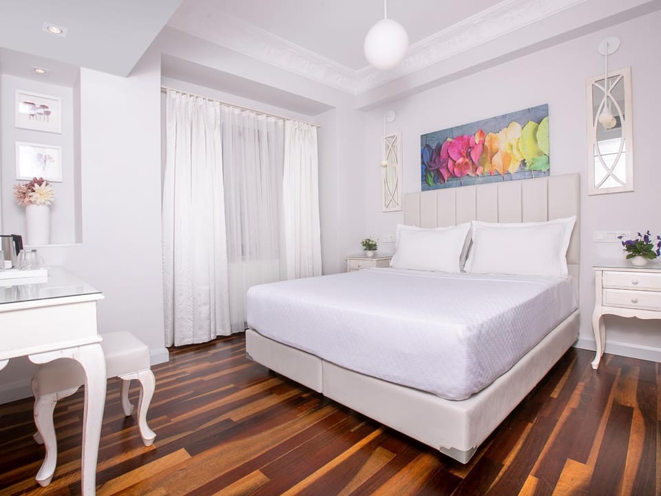 Photo of the whole room, Bedroom