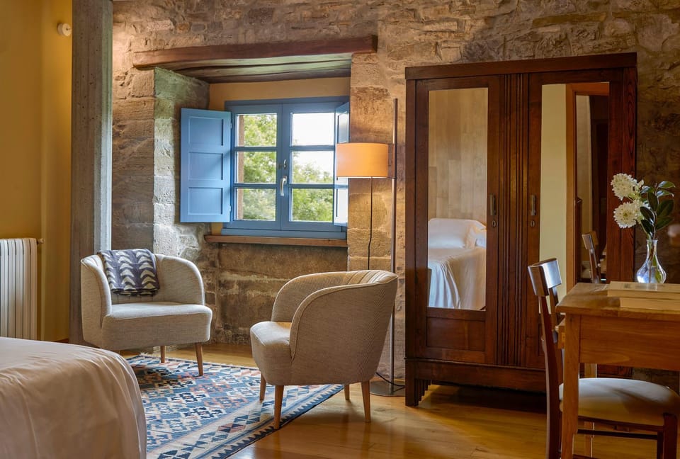 Bed, Photo of the whole room, Seating area, Bedroom