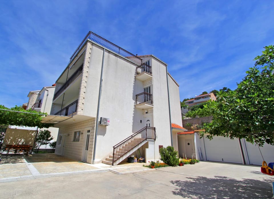 Property building, Patio, Facade/entrance, Balcony/Terrace