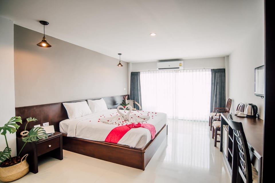 TV and multimedia, Photo of the whole room, Decorative detail, Seating area, Bedroom, Area and facilities