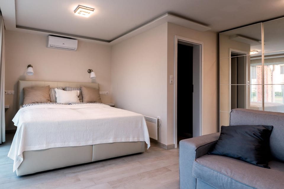 Bedroom, Lake view