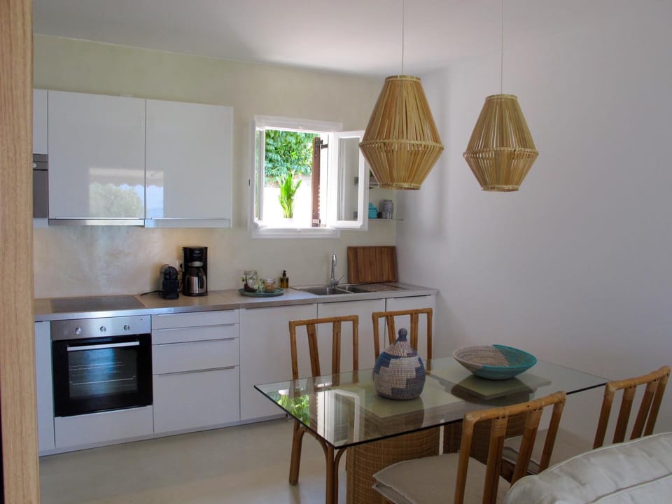 Kitchen or kitchenette, Decorative detail, Dining area