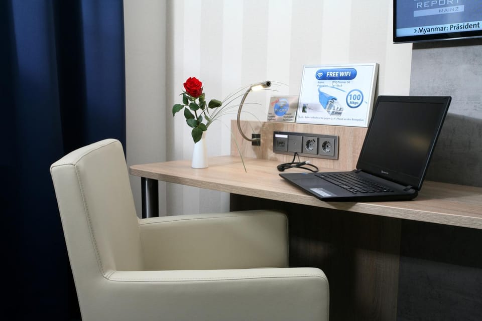 TV and multimedia, Photo of the whole room, Decorative detail