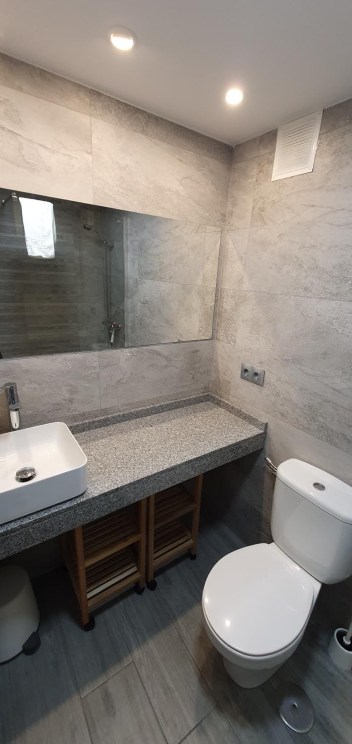 Shower, Toilet