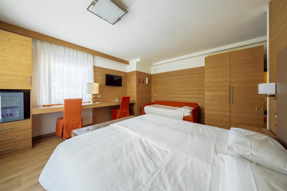 Bed, TV and multimedia, Photo of the whole room, Bedroom, wardrobe