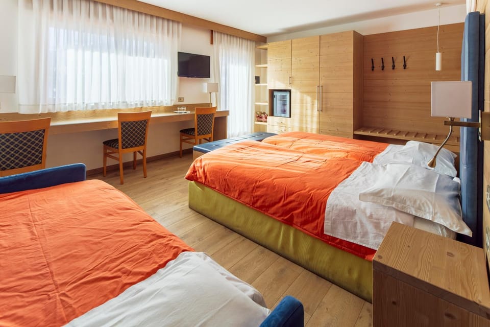 Bed, TV and multimedia, Photo of the whole room, Bedroom