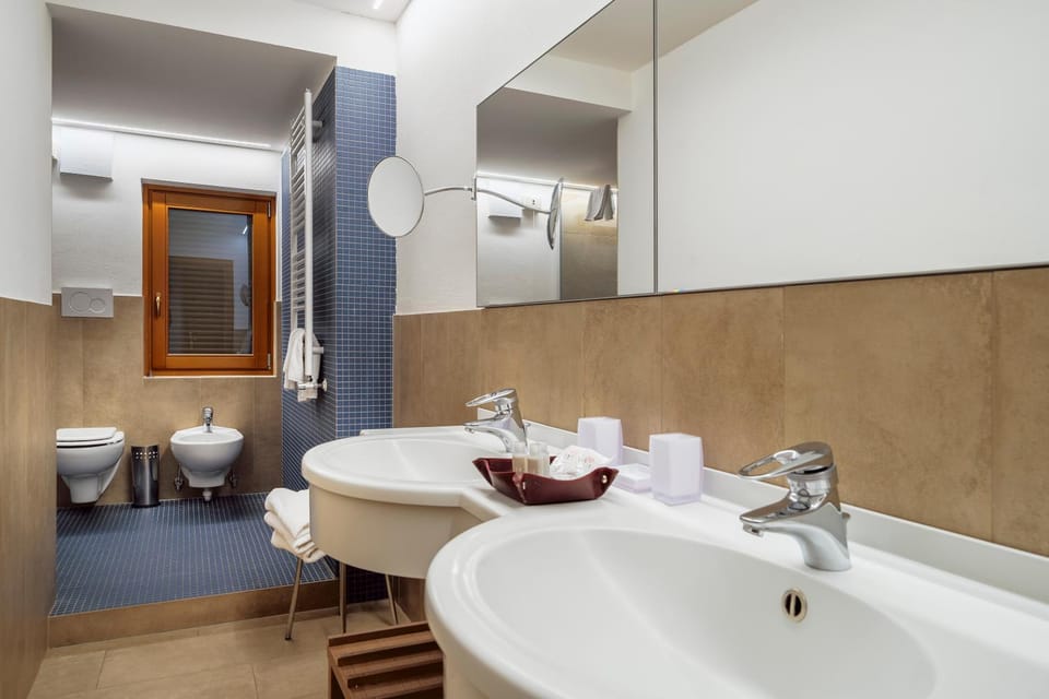 Toilet, Bathroom, bidet, towels
