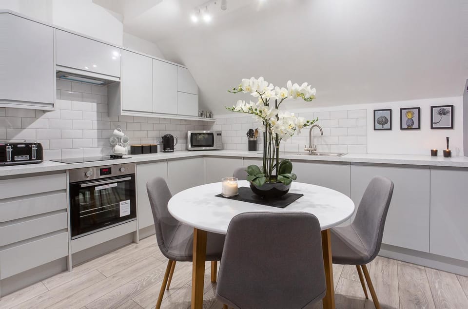 Kitchen or kitchenette, Dining area