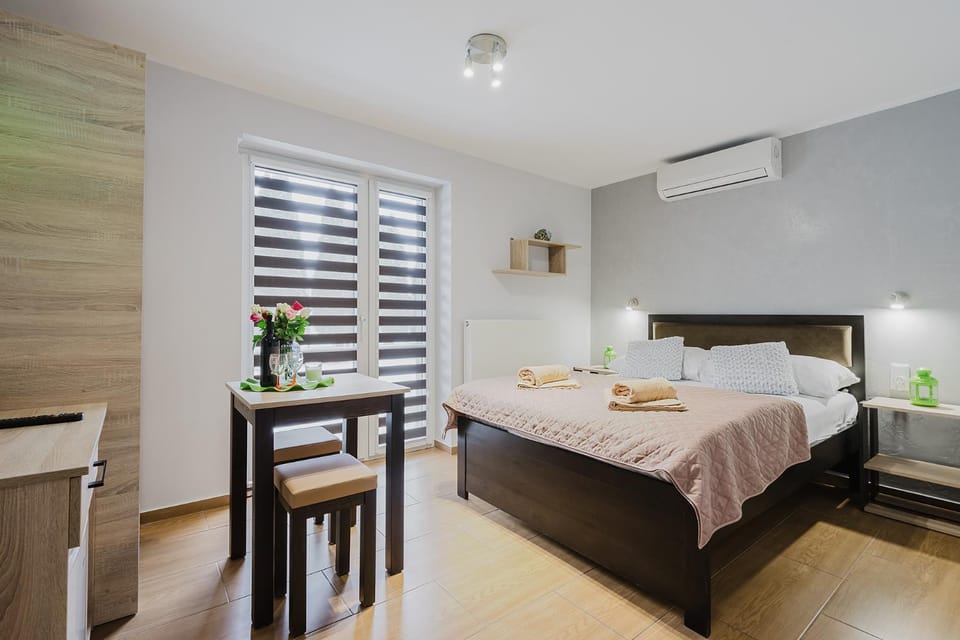 Bed, Photo of the whole room, towels, air conditioner