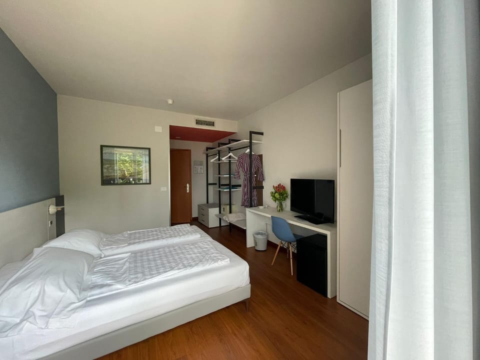 Bed, TV and multimedia, Photo of the whole room, Bedroom, hair dresser, wardrobe