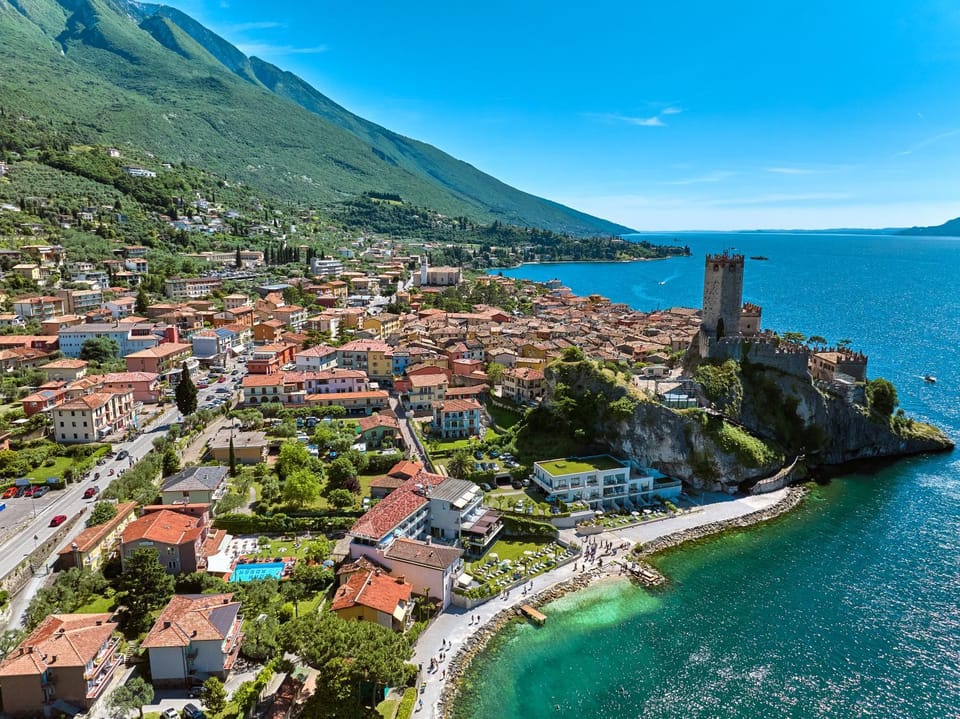 Property building, Nearby landmark, Natural landscape, Bird's eye view, Beach, City view, Lake view