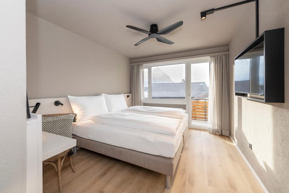 Bed, TV and multimedia, Photo of the whole room, Bedroom