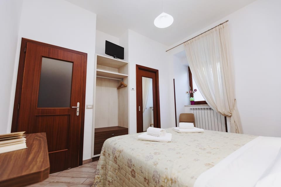 Bed, TV and multimedia, Photo of the whole room, Bedroom, towels