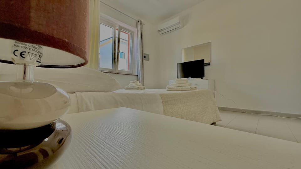 Bed, TV and multimedia, Photo of the whole room, Bedroom