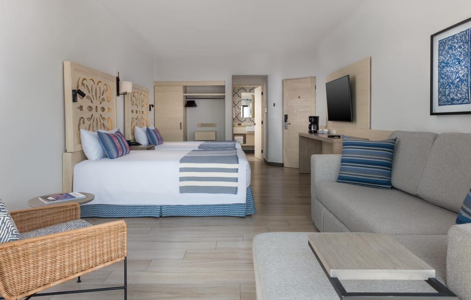 Bed, Photo of the whole room, Seating area, Bedroom