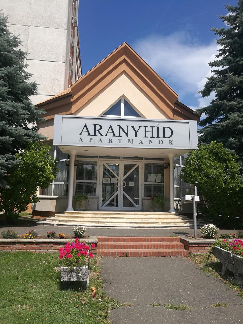 Facade/entrance
