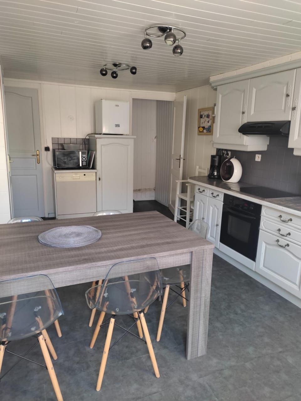 Kitchen or kitchenette, Dining area, dishwasher, minibar, pet friendly, stove, toaster