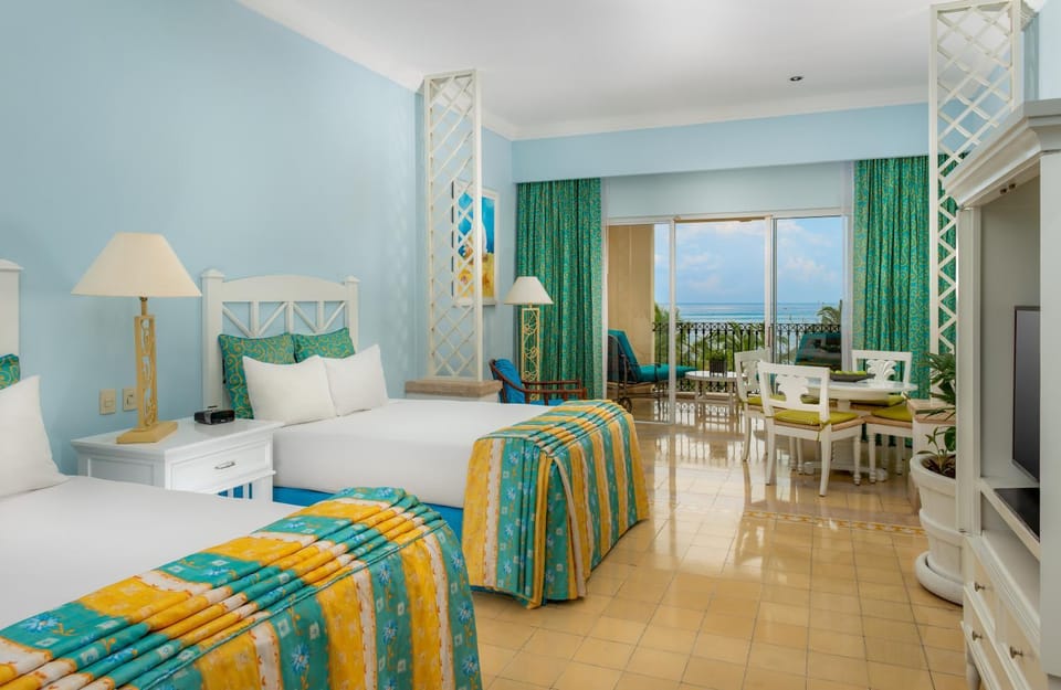 Bed, Photo of the whole room, Seating area, Dining area, Bedroom