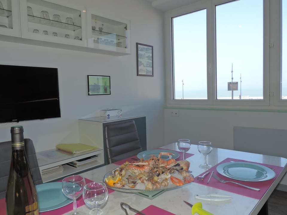 ESPLANADE FRONT DE MER 113 1er Etage Lit fait WIFI Taxe de séjour incluse Apartment in Normandy