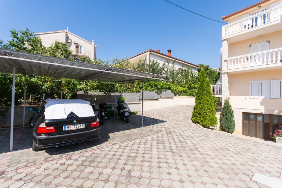 Apartment Villa Nella Bella Apartment in Okrug Gornji
