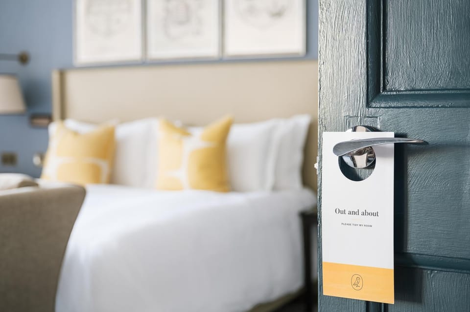 Photo of the whole room, Decorative detail