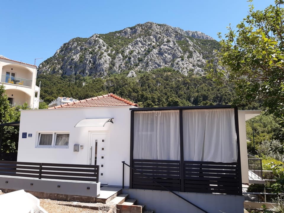 Property building, Day, Mountain view