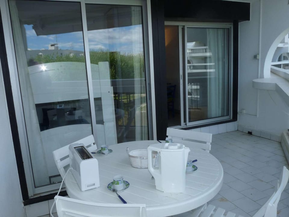 Studio Cabine Moderne Proche Plage avec Loggia et Parking Privé - FR-1-328-112 Cabin in La Grande-Motte