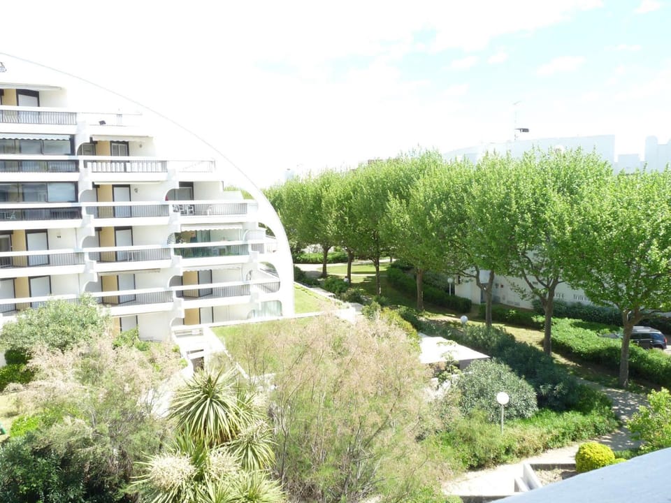Studio Cabine Moderne Proche Plage avec Loggia et Parking Privé - FR-1-328-112 Cabin in La Grande-Motte