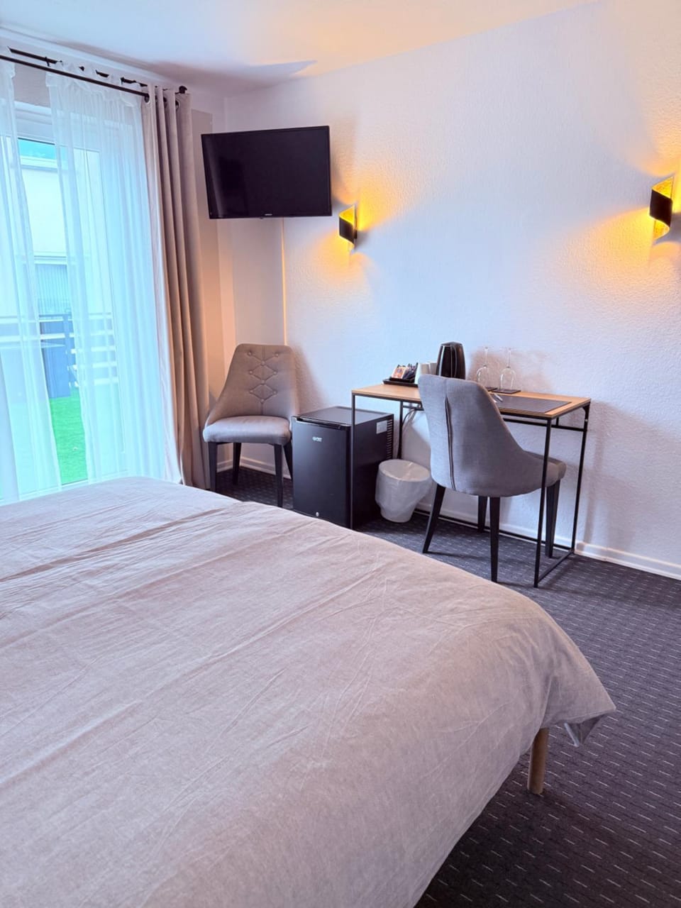 TV and multimedia, Photo of the whole room, Seating area, Bedroom