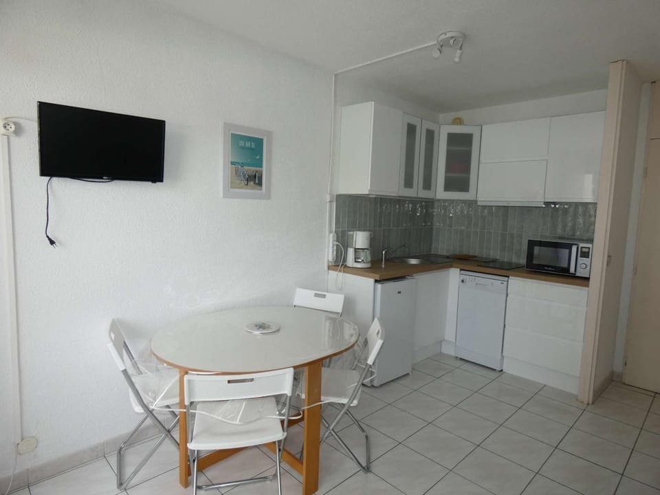 Studio Cabine avec Piscine, Loggia et Parking à 150m de la Plage, La Grande-Motte - FR-1-328-123 Cabin in La Grande-Motte