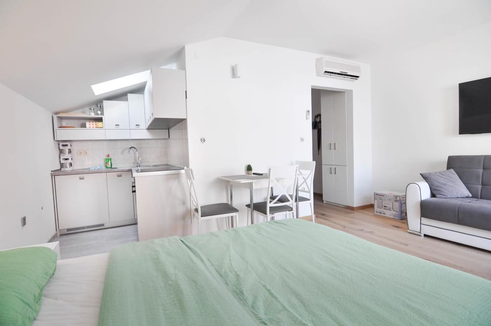 Kitchen or kitchenette, Dining area, Bedroom
