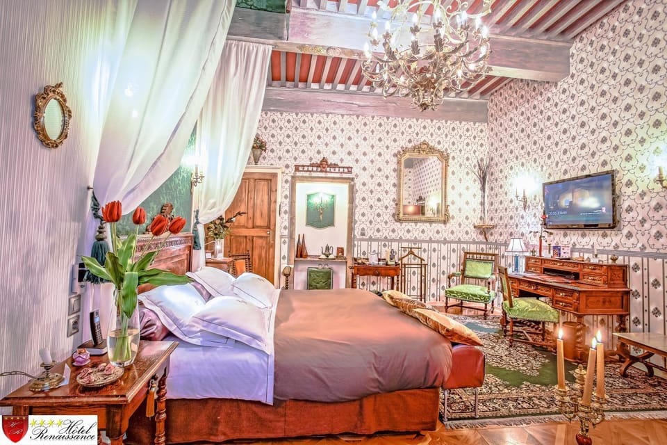 Bed, TV and multimedia, Seating area, Bedroom
