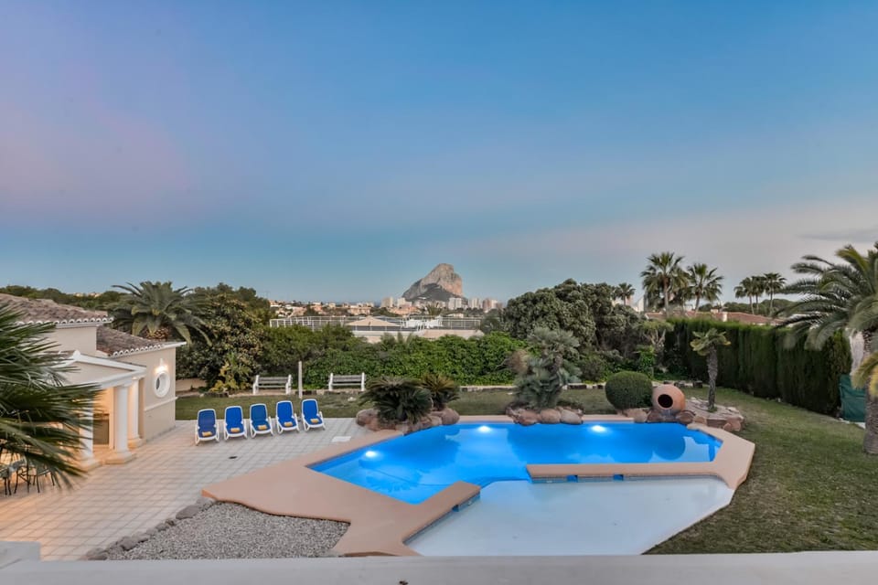Nearby landmark, Swimming pool, sunbed