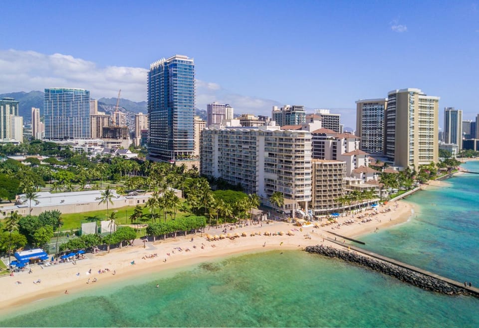 Waikiki Shore 305 (beachfront/balcony) Apartment in Honolulu