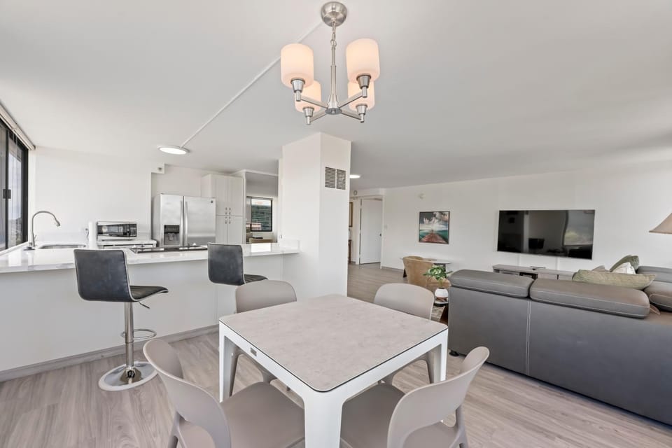 Hawaiian Monarch Penthouse 104 by Hawaii Ocean Club Apartment in McCully-Moiliili