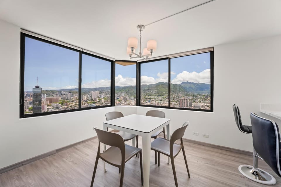 Hawaiian Monarch Penthouse 104 by Hawaii Ocean Club Apartment in McCully-Moiliili