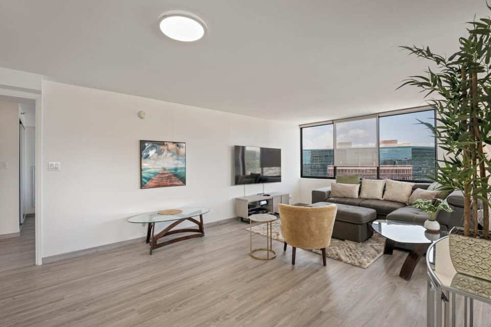 Hawaiian Monarch Penthouse 104 by Hawaii Ocean Club Apartment in McCully-Moiliili